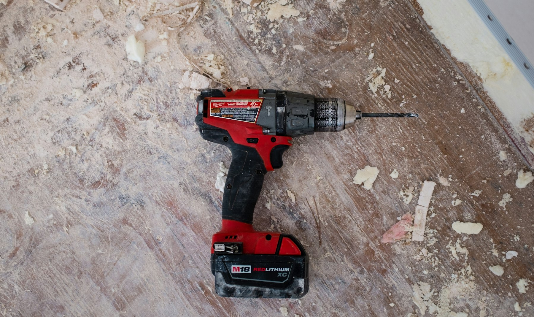 Perceuse sur un plancher en travaux