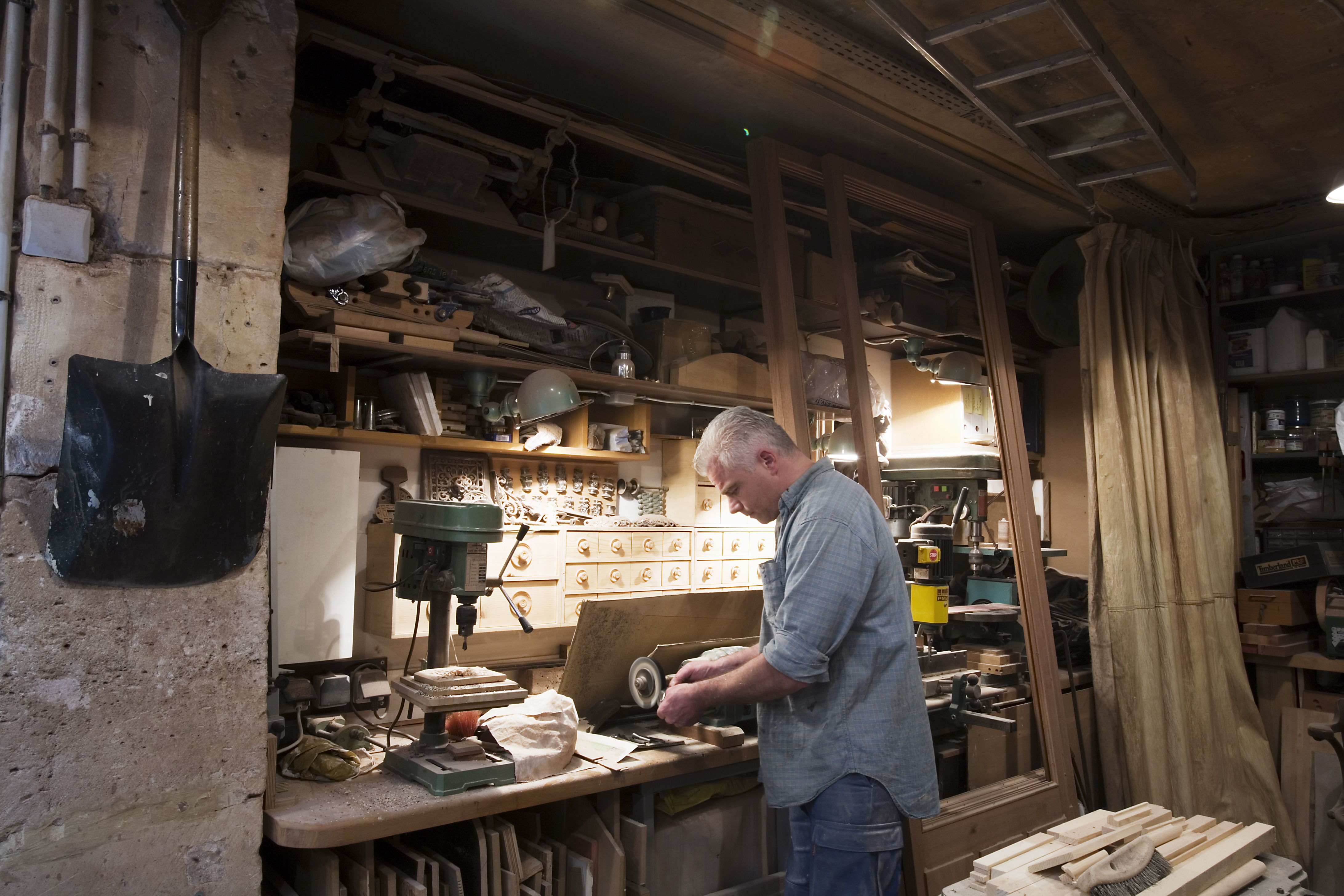 Ébéniste au travail dans un atelier parisien