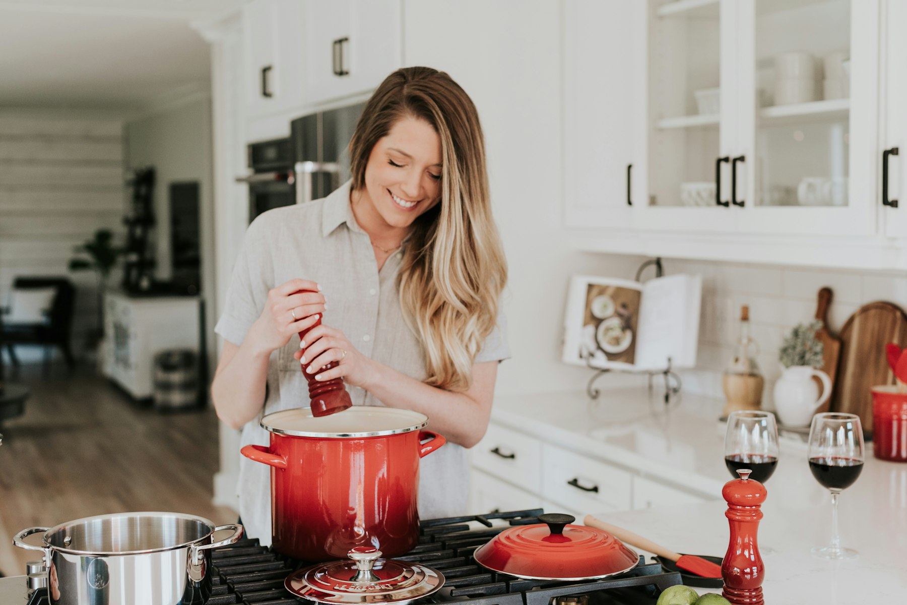 Personne cuisinant dans une cuisine shaker blanche