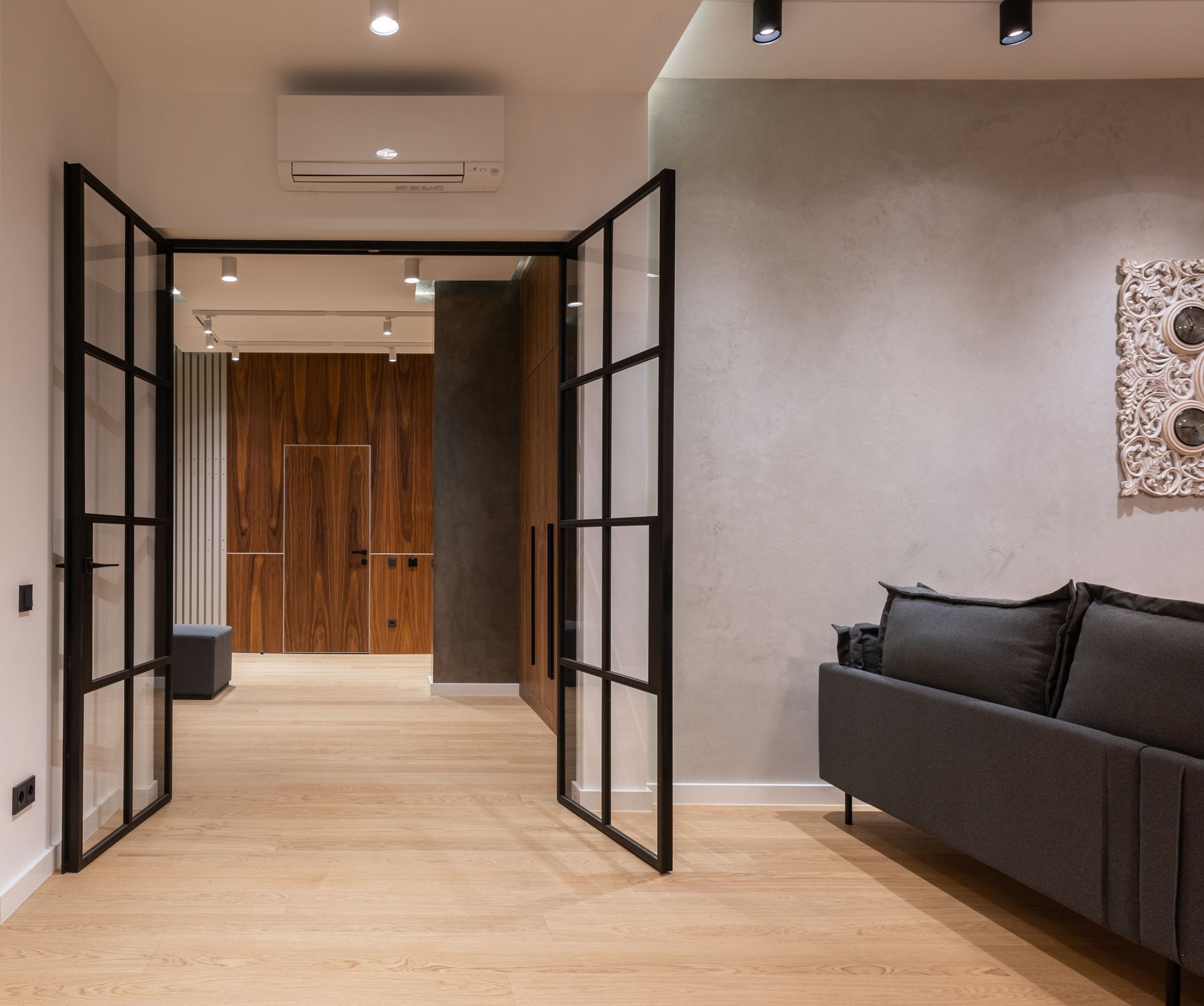 Menuiserie intérieure, portes vitrées et parquet
